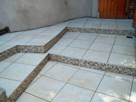 exteriour tiling with moasic upstands trendy-hus-og-facade
