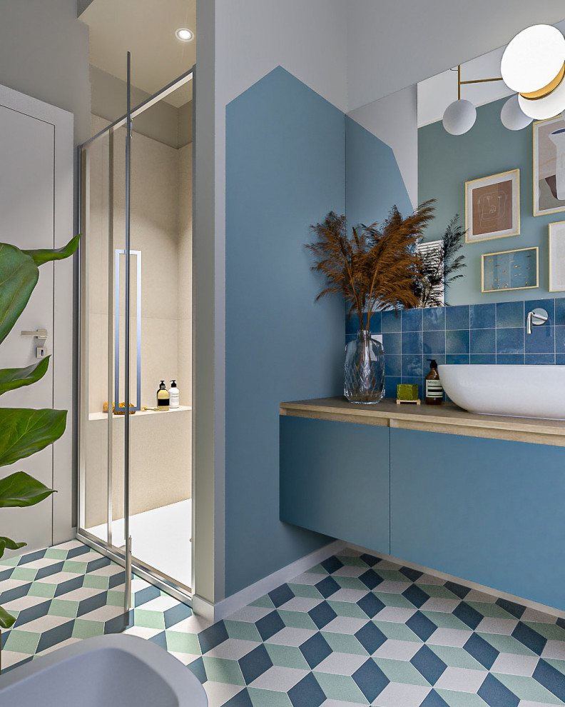 На фото: ванная комната среднего размера в современном стиле с плоскими фасадами, зелеными фасадами, душем в нише, раздельным унитазом, бежевой плиткой, керамогранитной плиткой, разноцветными стенами, полом из цементной плитки, душевой кабиной, настольной раковиной, столешницей из дерева, разноцветным полом, душем с распашными дверями, сиденьем для душа, тумбой под одну раковину и подвесной тумбой