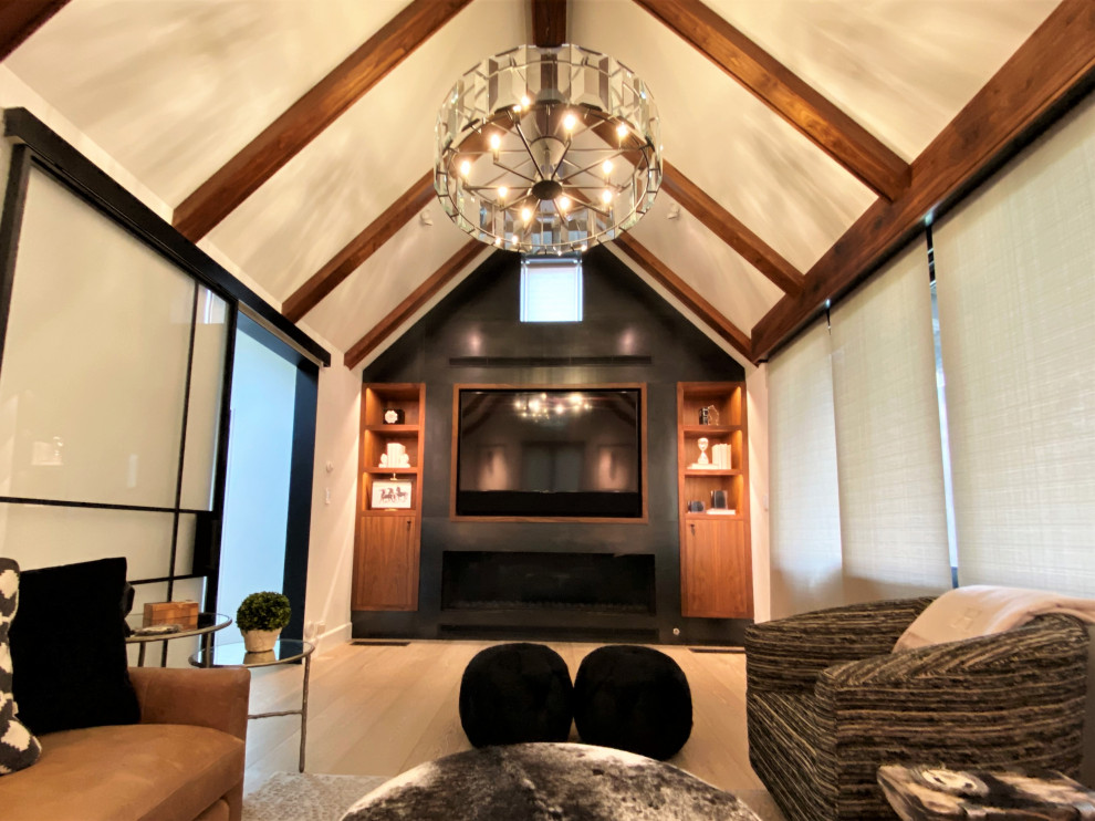 Mittelgroßes, Abgetrenntes Modernes Wohnzimmer mit schwarzer Wandfarbe, hellem Holzboden, Gaskamin, Kaminumrandung aus Metall, Multimediawand und gewölbter Decke in Sonstige