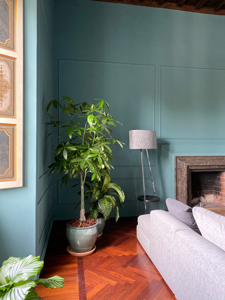 Ispirazione per un ampio soggiorno con pareti verdi, cornice del camino in pietra, soffitto a cassettoni e boiserie