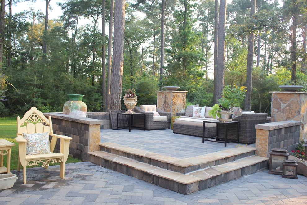 Example of a mountain style home design design in Houston