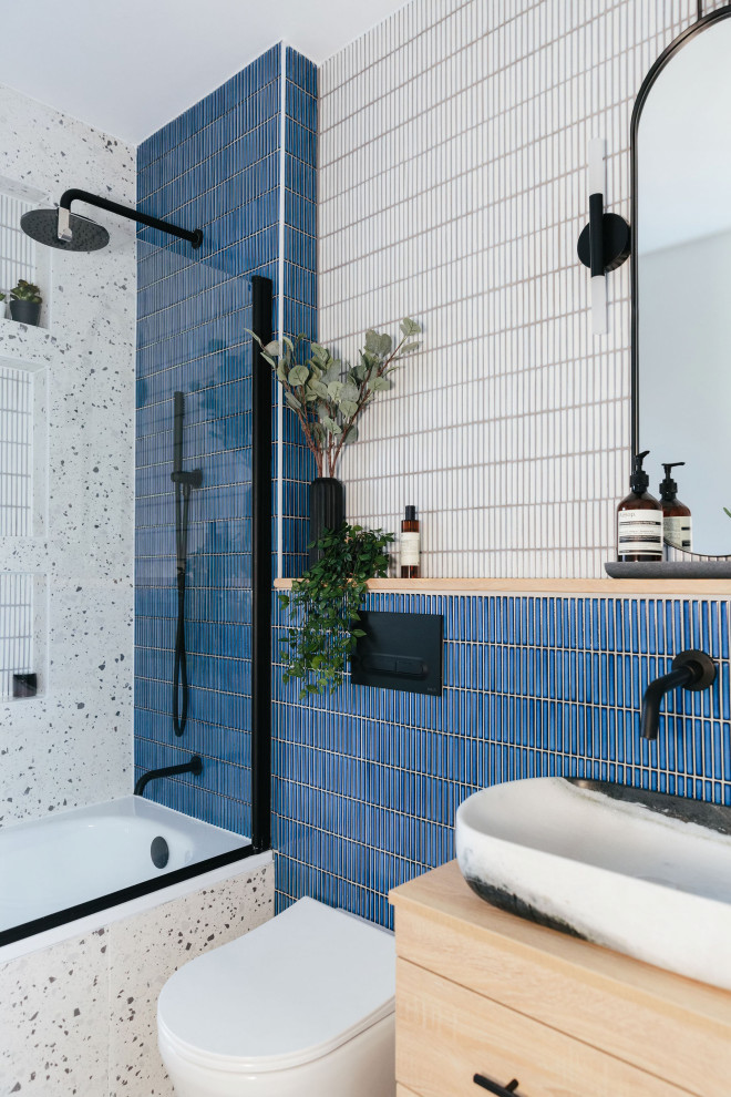 Inspiration pour une petite salle de bain design en bois clair pour enfant avec une baignoire posée, un combiné douche/baignoire, un carrelage bleu, des carreaux de porcelaine, un plan de toilette en bois, meuble simple vasque et meuble-lavabo suspendu.