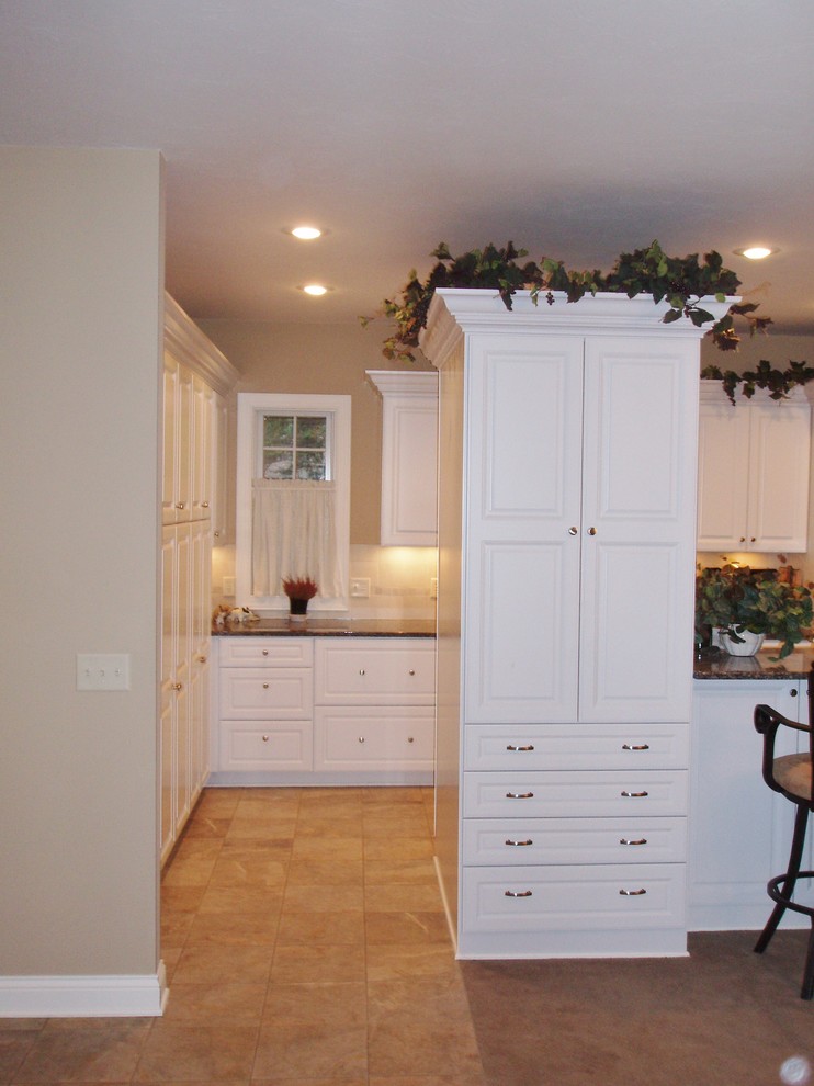 Transitional kitchen photo in Minneapolis