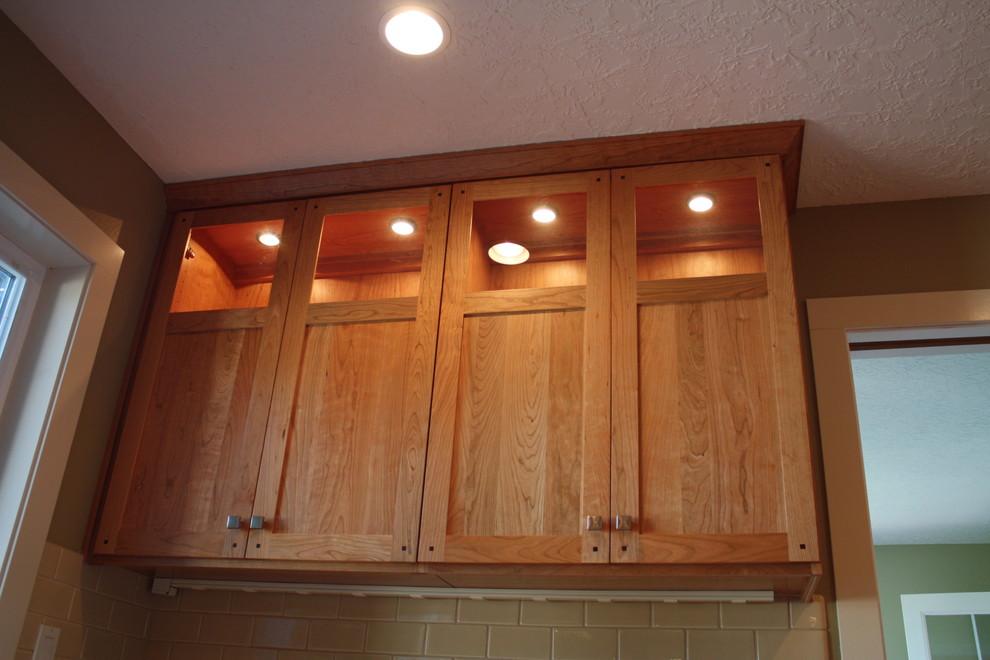 Eat-in kitchen - craftsman galley eat-in kitchen idea in Portland with an undermount sink, shaker cabinets, medium tone wood cabinets, quartz countertops and stainless steel appliances