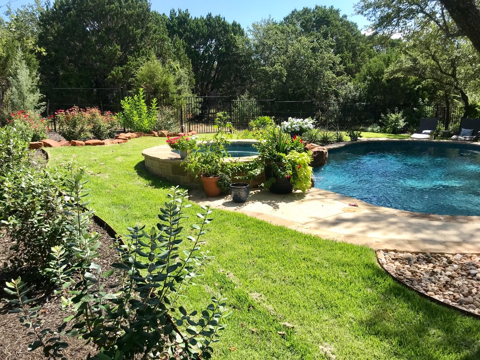 Example of a transitional home design design in Austin