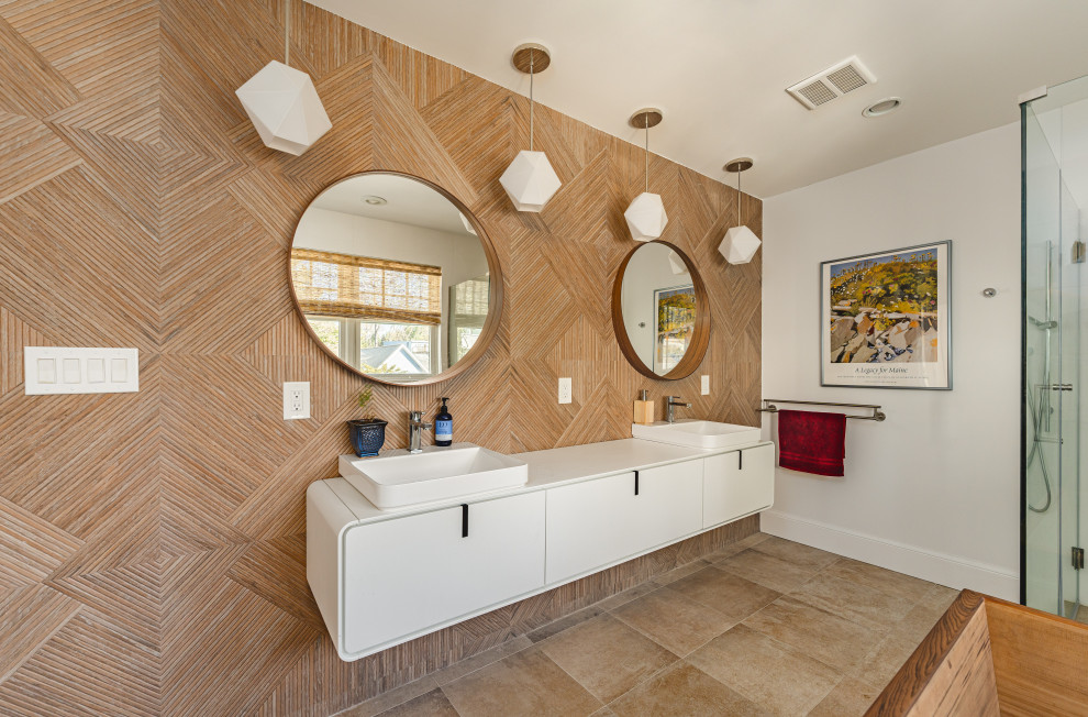 Inredning av ett klassiskt mellanstort vit vitt en-suite badrum, med släta luckor, vita skåp, ett fristående badkar, en hörndusch, klinkergolv i porslin, ett nedsänkt handfat, bänkskiva i akrylsten, brunt golv och dusch med gångjärnsdörr