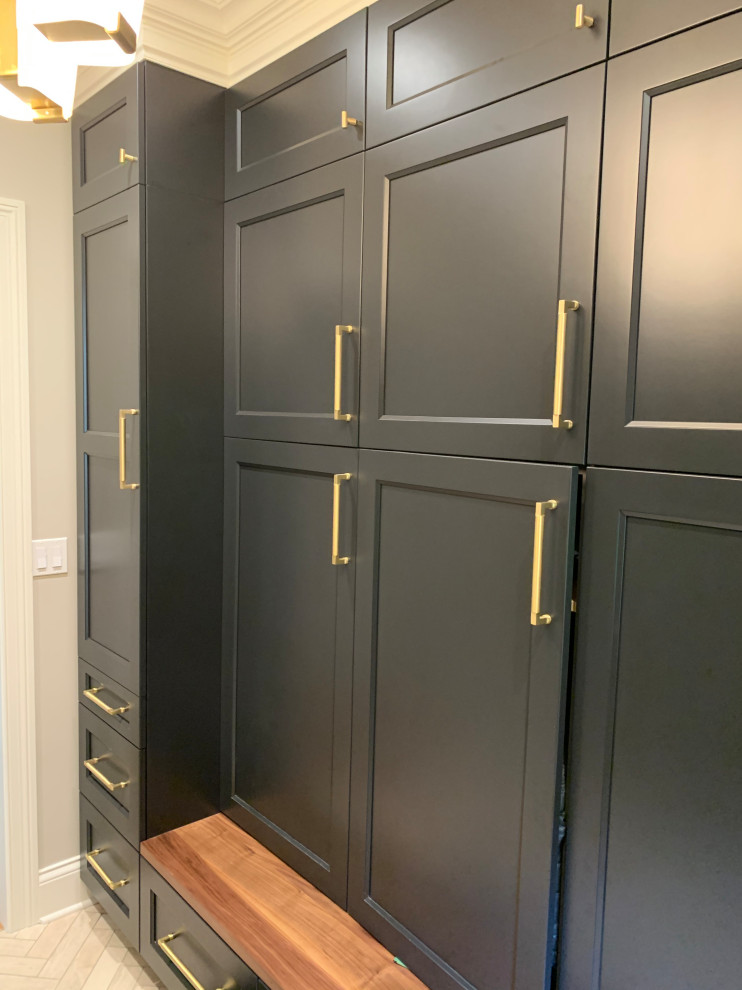 Diseño de armario vestidor unisex tradicional renovado pequeño con armarios estilo shaker, puertas de armario negras, suelo de baldosas de porcelana, suelo beige y casetón