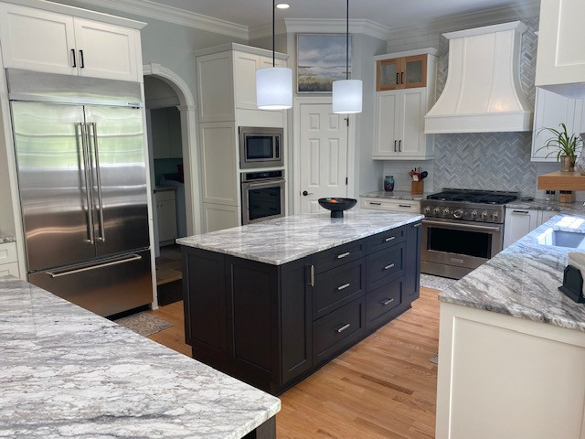 Kitchen - transitional kitchen idea in Raleigh