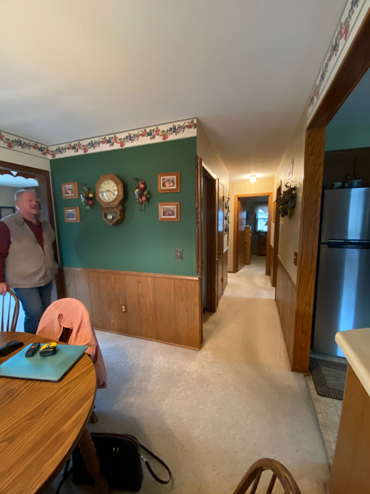 Example of a transitional home design design in Minneapolis