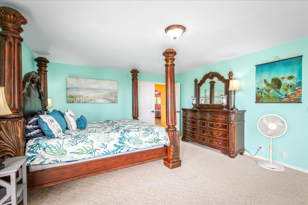 Example of a mid-sized island style bedroom design in Hawaii