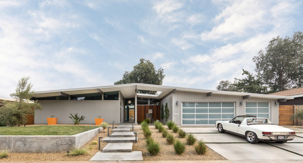 Einstöckiges Retro Einfamilienhaus mit grauer Fassadenfarbe in Sacramento