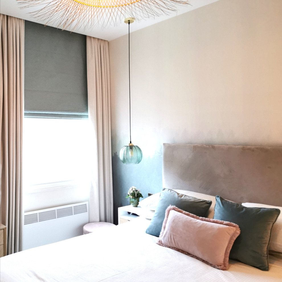 Idée de décoration pour une chambre design de taille moyenne avec un mur gris, un sol beige et du papier peint.