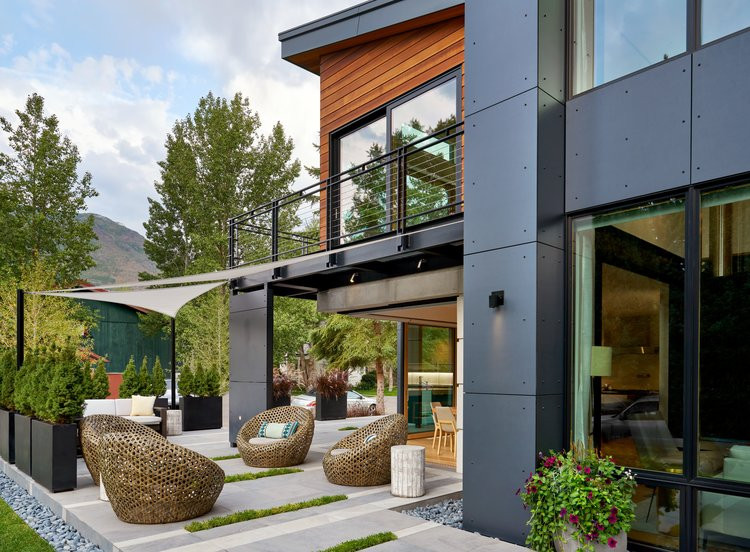 Идея дизайна: двор среднего размера на заднем дворе в современном стиле без защиты от солнца