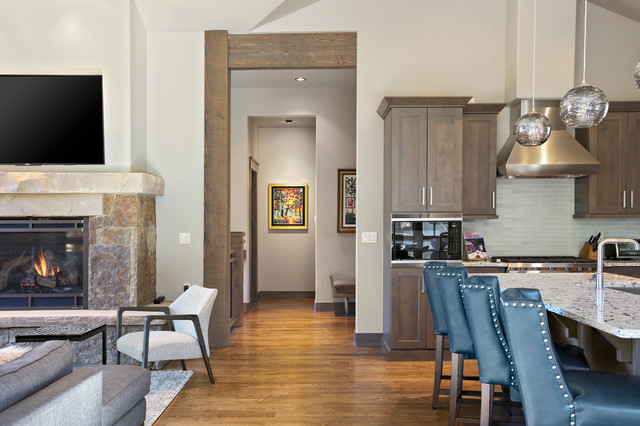 Corkscrew Residence modern-flur