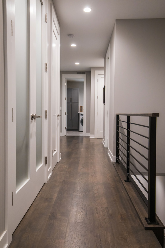 Idee per un ingresso o corridoio design con pareti grigie, pavimento marrone e pavimento in legno massello medio