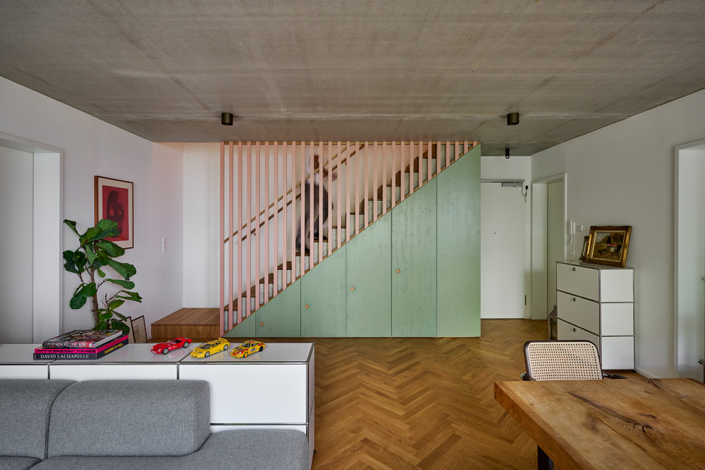 Стильный дизайн: прямая бетонная лестница в стиле модернизм с деревянными ступенями и деревянными перилами - последний тренд
