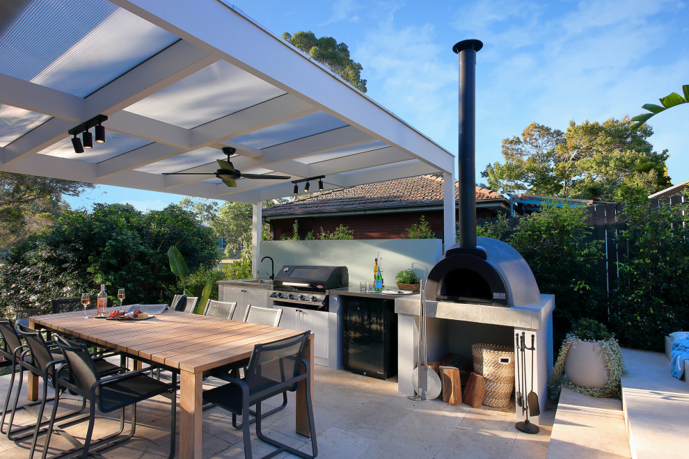 Mittelgroßer Moderner Patio hinter dem Haus mit Natursteinplatten in Sydney