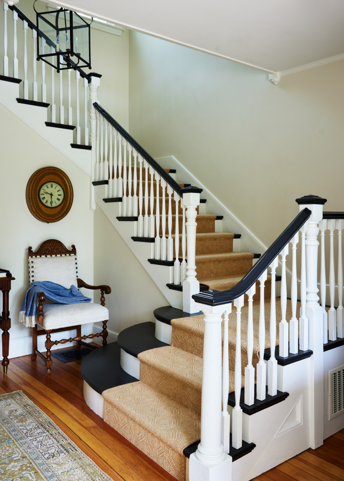 Идея дизайна: п-образная лестница в морском стиле с крашенными деревянными ступенями, крашенными деревянными подступенками и деревянными перилами