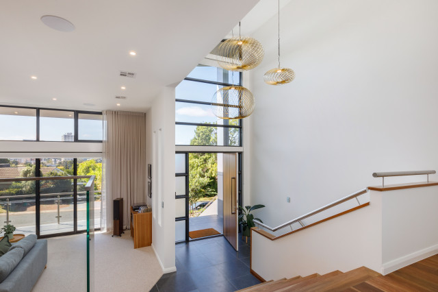 Lyons - Risdon Pl modern-entre