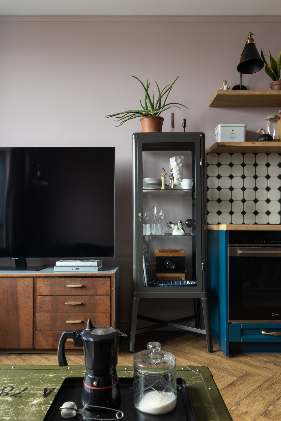 Гостиная. Шкаф-витрина и часть кухни