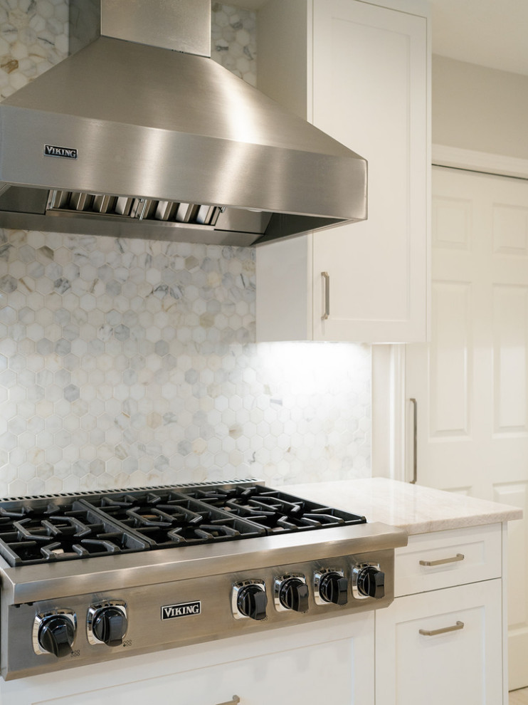 Example of a mid-sized transitional home design design in Dallas
