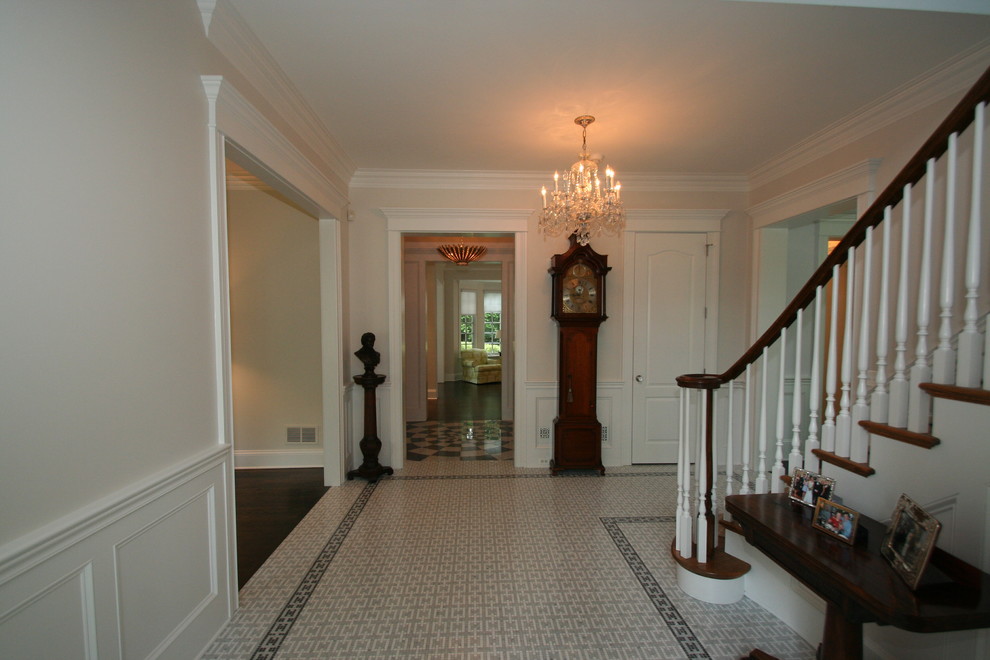Example of a transitional entryway design in Chicago