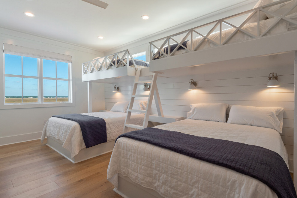 Esempio di una camera degli ospiti costiera con pareti bianche, parquet chiaro e pavimento beige