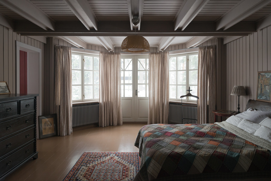 Идея дизайна: большая хозяйская спальня с бежевыми стенами и деревянным полом