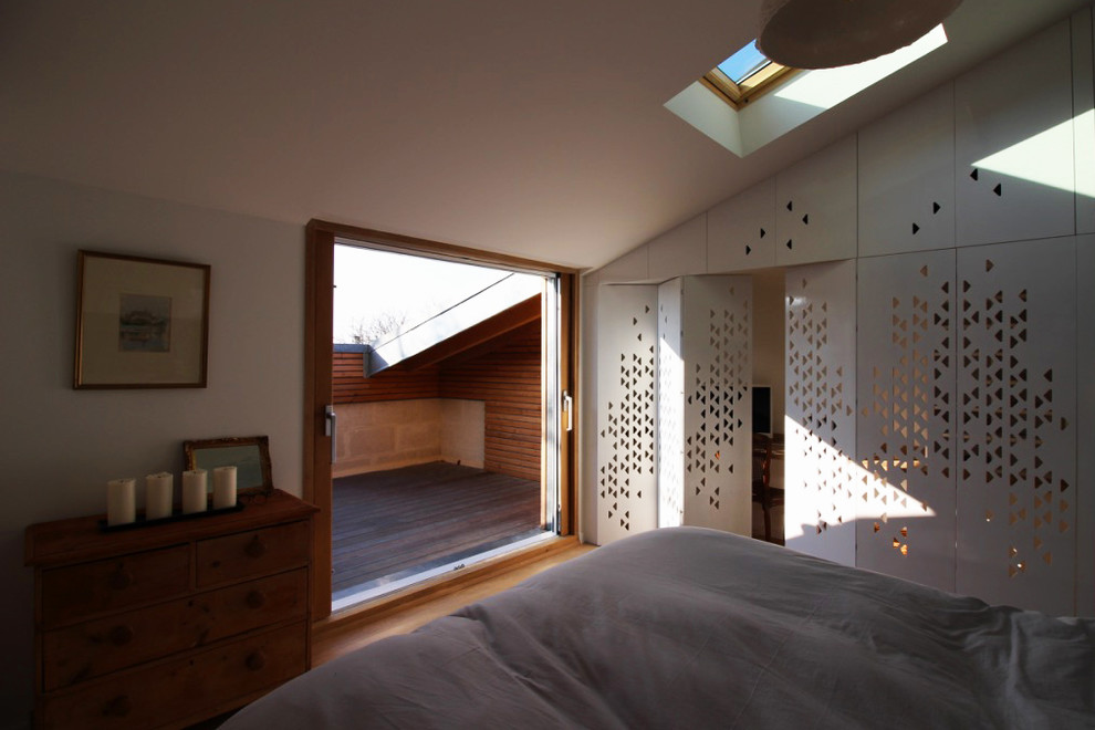 Example of a trendy bedroom design in Bordeaux