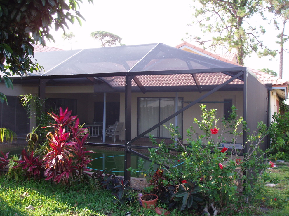 Вольер с навесом из поикарбоната для бассейна и патио