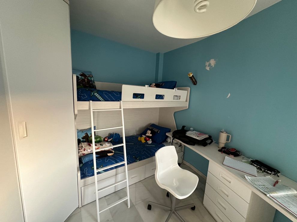 Habitación infantil con mucho color antes