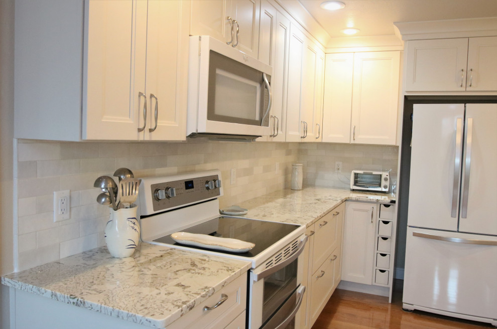 Eat-in kitchen - mid-sized eat-in kitchen idea with white backsplash and ceramic backsplash