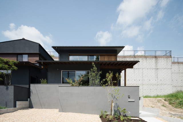 シックで落ち着きのある色味の外観に minimalistisch-haeuser
