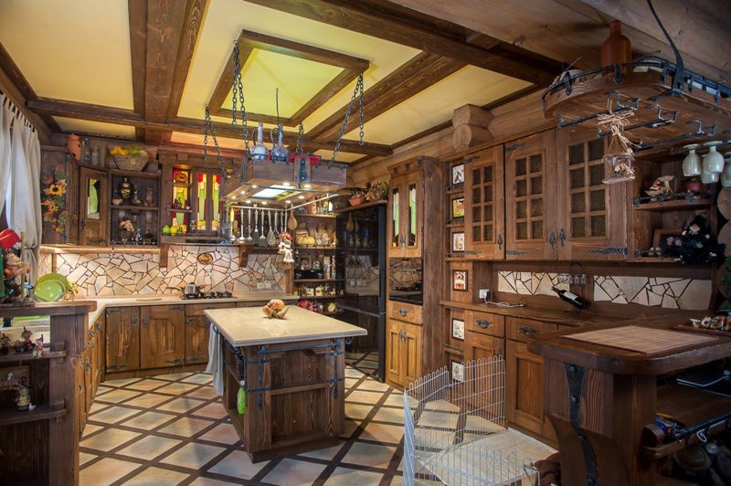 Кухня с витражными фасадами в стиле "Деревенский под старину"