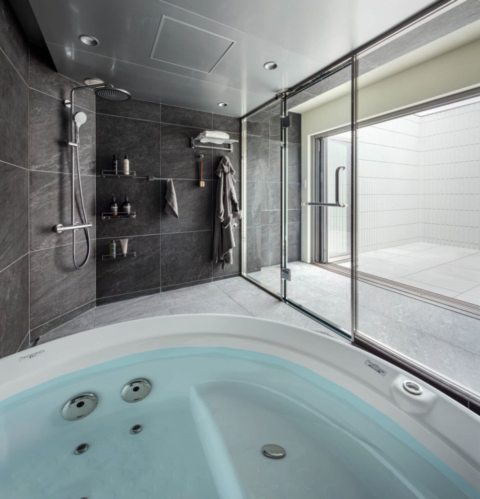 Свежая идея для дизайна: ванная комната в стиле модернизм с окном, многоуровневым потолком, черной плиткой, керамогранитной плиткой, черными стенами, полом из керамогранита и зеленым полом - отличное фото интерьера