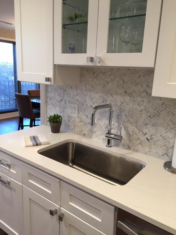 Inspiration for a transitional kitchen remodel in Chicago with quartz countertops, a single-bowl sink, gray backsplash, stainless steel appliances, white cabinets and a peninsula