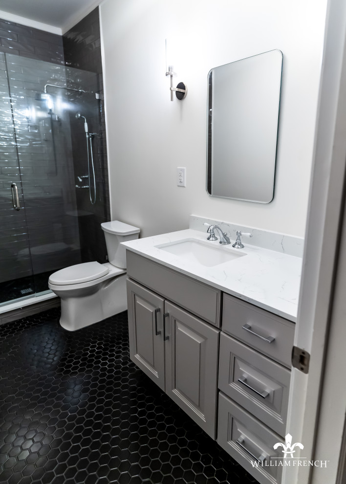 Cette photo montre une petite douche en alcôve moderne avec un placard avec porte à panneau surélevé, des portes de placard blanches, WC séparés, un carrelage noir, des carreaux de porcelaine, un mur blanc, un sol en carrelage de porcelaine, un lavabo encastré, un plan de toilette en quartz modifié, un sol noir, une cabine de douche à porte battante, un plan de toilette blanc, meuble simple vasque et meuble-lavabo encastré.