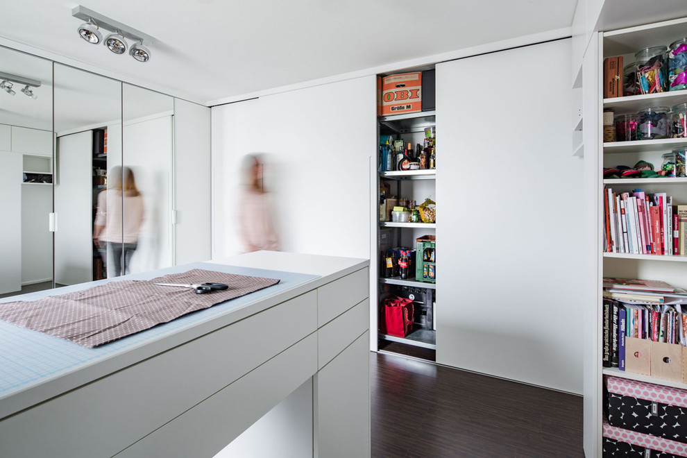 Mittelgroßes Modernes Untergeschoss mit weißer Wandfarbe in München