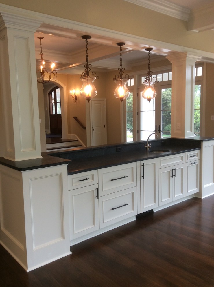 Kitchen - kitchen idea in Chicago