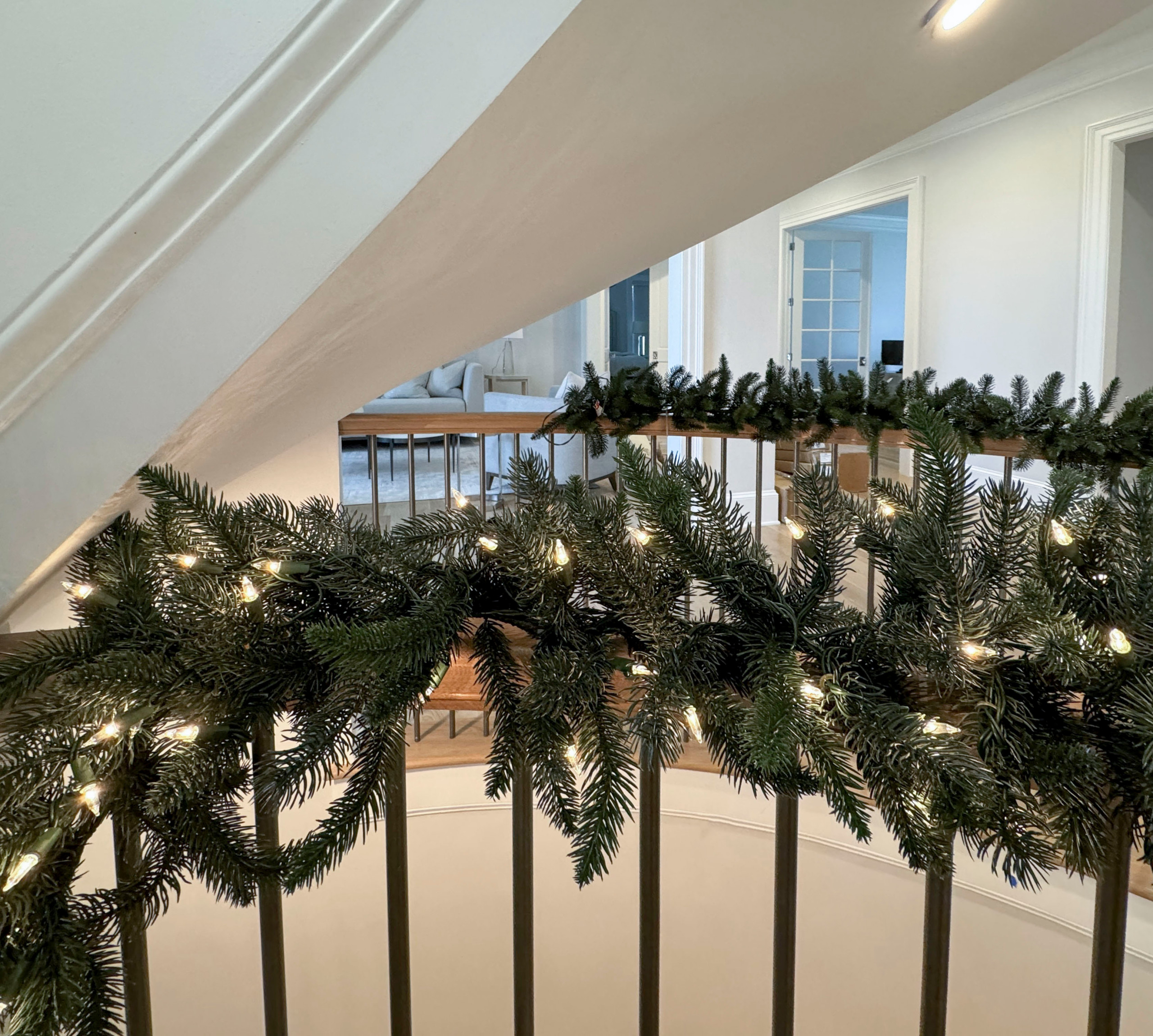 116_Elegant & Eye-catching Curved Staircase, Leesburg VA 20175