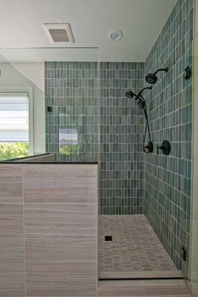 Diseño de cuarto de baño principal tradicional renovado con ducha esquinera, baldosas y/o azulejos beige, baldosas y/o azulejos de porcelana, suelo con mosaicos de baldosas y ducha con puerta con bisagras