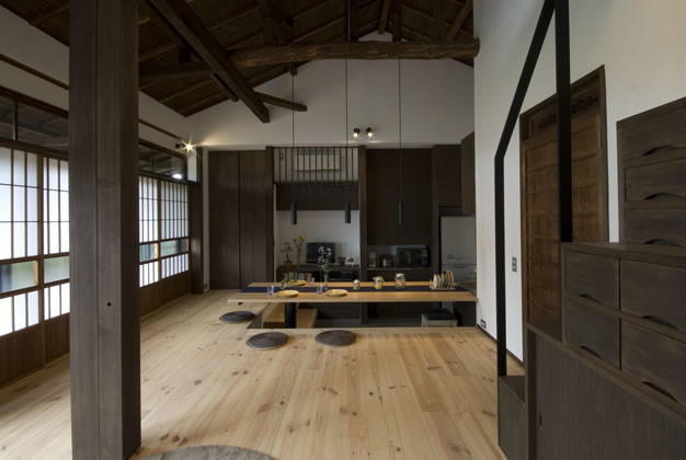 Photo of a mid-sized asian open plan dining in Yokohama with white walls and light hardwood floors.