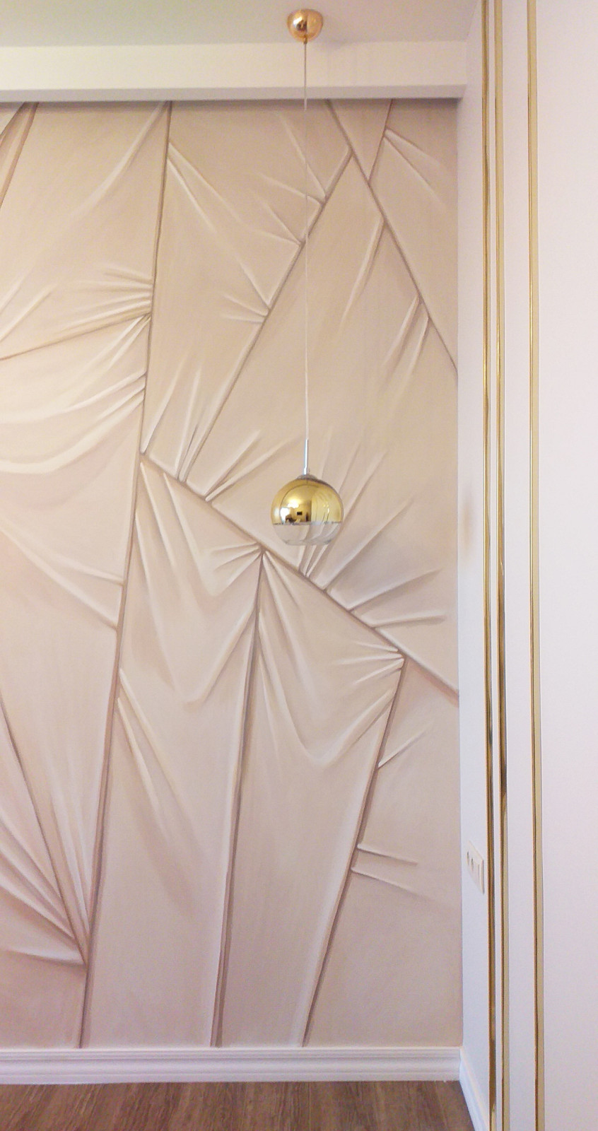 Роспись стены в изголовье кровати в спальне