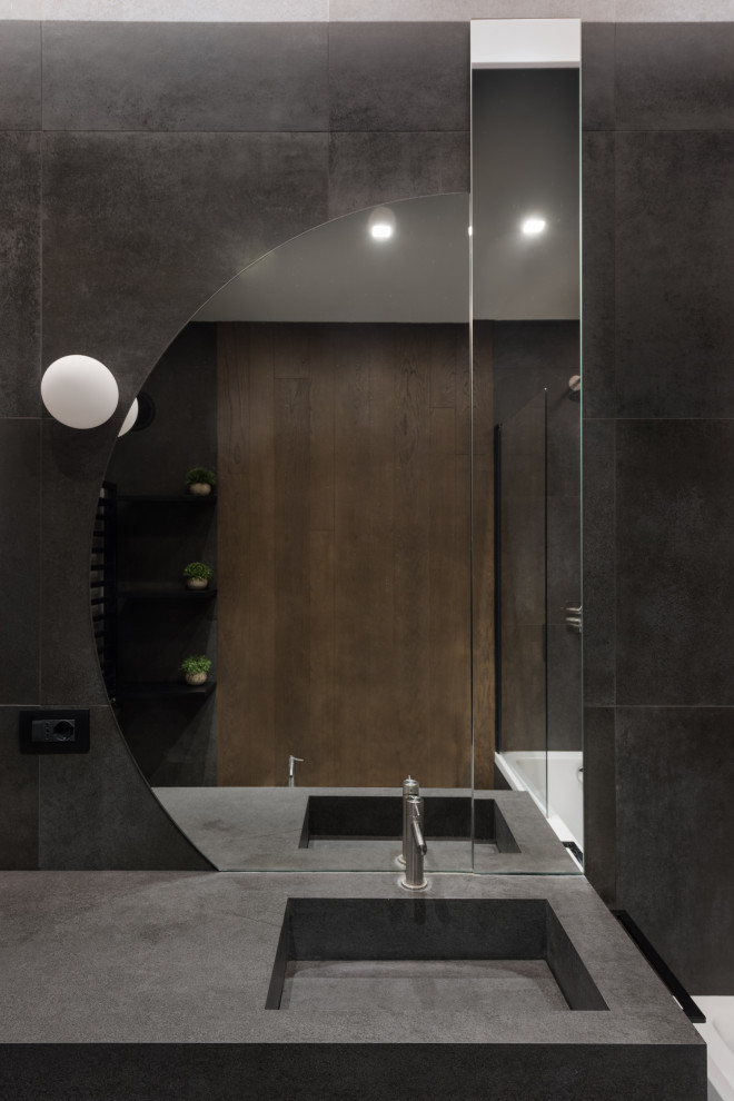 На фото: маленькая главная ванная комната в современном стиле с плоскими фасадами, серыми фасадами, накладной ванной, черной плиткой, керамогранитной плиткой, черными стенами, темным паркетным полом, накладной раковиной, столешницей из известняка, коричневым полом, серой столешницей, тумбой под одну раковину, подвесной тумбой, многоуровневым потолком и деревянными стенами для на участке и в саду с