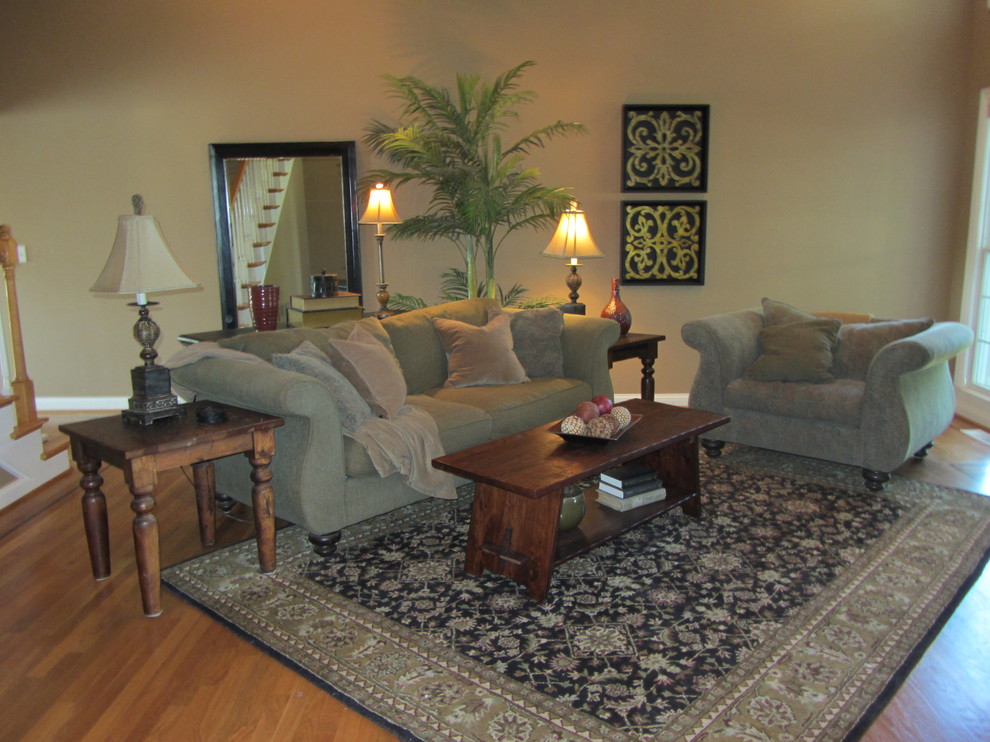Example of a transitional home design design in Louisville