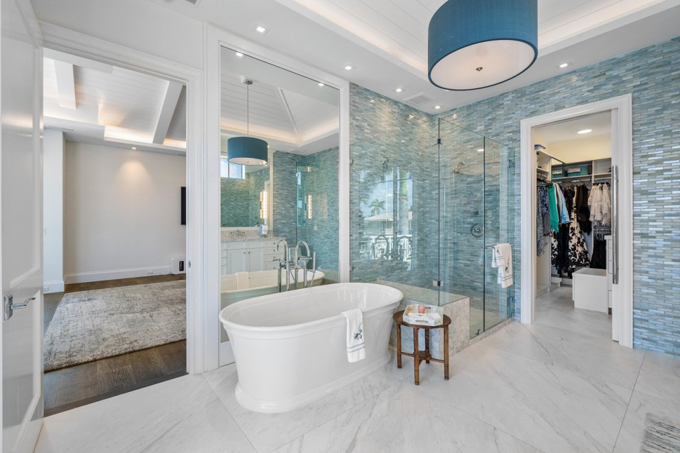 Идея дизайна: большая главная ванная комната в морском стиле с фасадами в стиле шейкер, врезной раковиной, столешницей из кварцита, душем с распашными дверями, разноцветной столешницей, тумбой под одну раковину, встроенной тумбой, белыми фасадами, отдельно стоящей ванной, синей плиткой, стеклянной плиткой и кессонным потолком