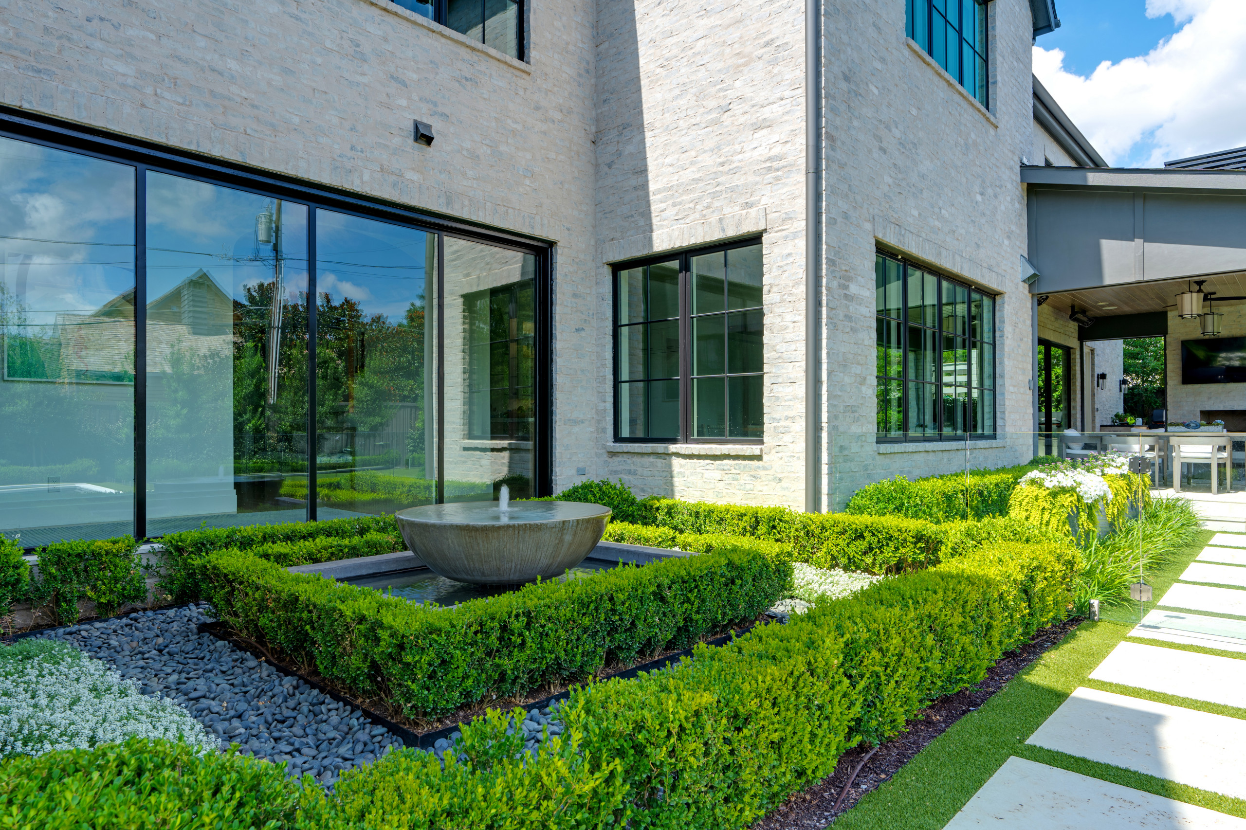 BLUFFVIEW MODERN OASIS