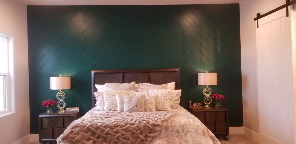 Großes Landhaus Hauptschlafzimmer mit grüner Wandfarbe, Teppichboden, beigem Boden und Holzdielenwänden in Phoenix