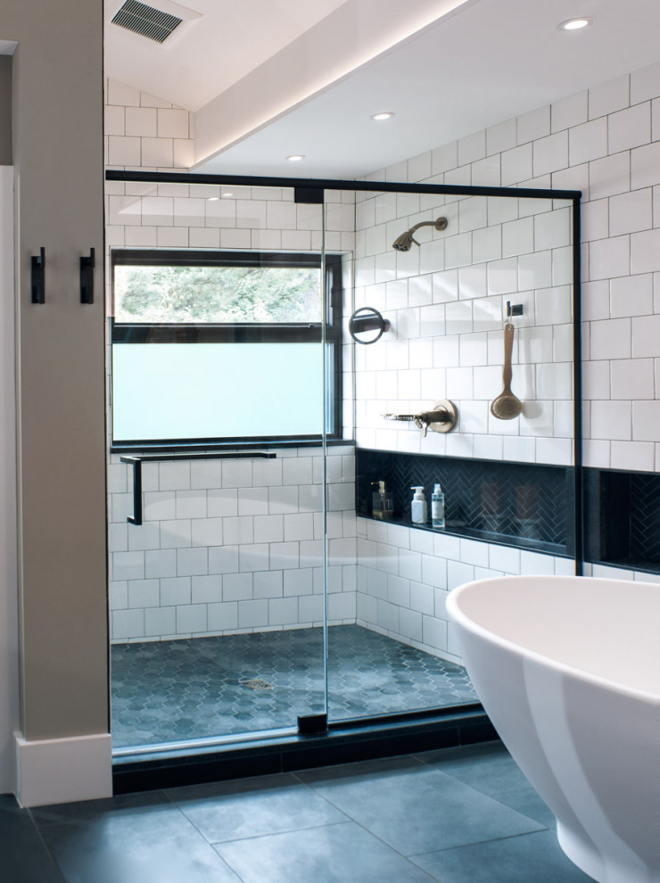 Bild på ett funkis svart svart en-suite badrum, med skåp i ljust trä, en dubbeldusch, svart och vit kakel, beige väggar, ett undermonterad handfat, granitbänkskiva och grått golv