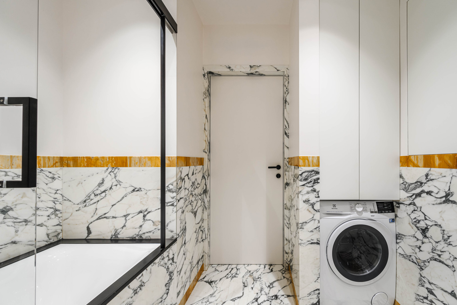 Мраморная студия в снежный день